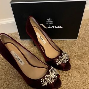 Nina velvet pump